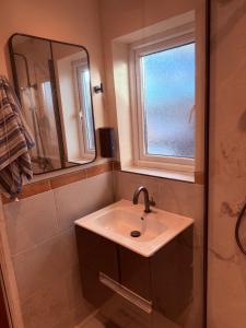 オックスフォードにあるHome in Oxfordの洗面台と鏡のあるバスルーム +24枚の写真