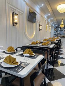 にあるSwiss-Belexpress Paluのダイニングルーム(テーブル、椅子、黄色のナプキン付)