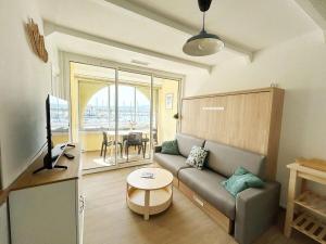 Χώρος καθιστικού στο Les Terrasses du PortVUE PortClimWifiParking