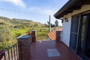 En balkon eller terrasse på Vigna dell'Etna + 24 billeder