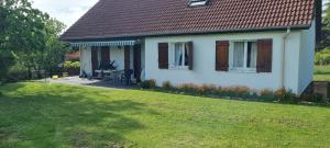 Villers-Robertchambre dans villa的一座带草地庭院的白色小房子