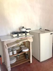 a small kitchen with a stove and a refrigerator at Cabaña de descanso en Tlazala in Cedro