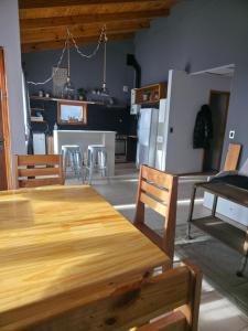 里奥格兰德Temporario RG的一间有桌子、椅子和厨房的房间