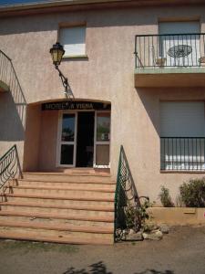 コルテにあるRésidence Talkinon - Saint Pancraceの階段があり、ドアに看板がある建物 +5枚の写真