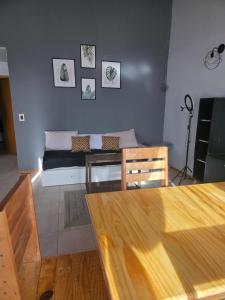 里奥格兰德Temporario RG的客厅里有一张沙发和一张桌子。