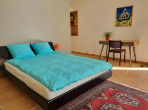 Schlafzimmer mit einem Bett mit einem Tisch und einem Schreibtisch in der Unterkunft Chambre D'hôtes - Les Hirondelles in Mirabel-aux-Baronnies + 7 Fotos