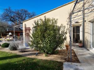 ein Baum vor einem Haus in der Unterkunft Chambre D'hôtes - Les Hirondelles in Mirabel-aux-Baronnies