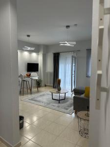 un soggiorno con un divano e un tavolo di Central stay a Larisa