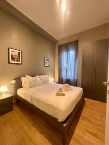 a bedroom with a bed with two towels on it at Hermoso Housing Tortona in Tortona