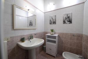 a bathroom with a sink and a mirror at A Due Passi dal Popolo in Ascoli Piceno