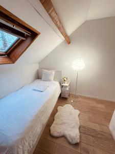 une chambre avec un lit blanc et une lampe dans l'établissement Petite chambre dans une maison, à Bezons