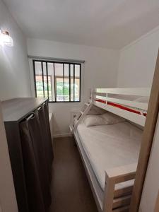 ein Zimmer mit zwei Etagenbetten und einem Fenster in der Unterkunft Le Nid du Vallon -studio- Plage & Piscine in Sanary-sur-Mer