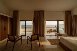 una camera da letto con un letto e vista sull'oceano di Casa Del Mar Villa by YourHost 5B – Nyali Mombasa a Mombasa Altre 86 foto