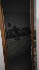 een spiegelreflectie van een strand met een fiets op het zand bij Laxmi Narasimha hotel in mayapur