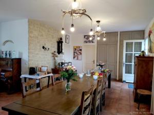 eine Küche und ein Esszimmer mit Tisch und Stühlen in der Unterkunft AU PIED DU VENTOUX in Flassan