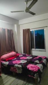 mayapurLaxmi Narasimha hotel的有窗户的房间里的一张床