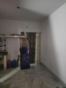 mayapurLaxmi Narasimha hotel的角落里一个带冰箱的空房间