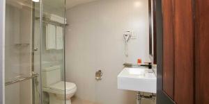 Un baño con inodoro, lavabo y teléfono. en Indimal Hotel, en Minuwangoda 9 fotos más