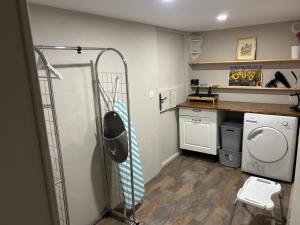 Un pequeño lavadero con lavadora y secadora. en Appartement, en Oberschaeffolsheim