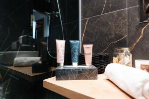 OplotnicaにあるApartmaji Vouk - sodobni apartmaji v objemu narave - Lukanja - Rogla - Primerno za pare in družine - Sprostitev in aktivno preživljanje prostega časaのバスルームの棚に置かれた2つの美容製品 +49枚の写真