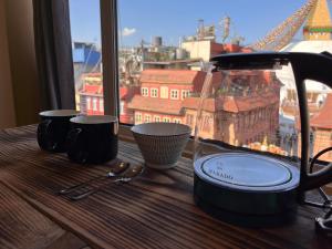 Una licuadora colocada sobre una mesa de madera con una ventana. en Spacious Traditional Room with Boudha Stupa View, en Katmandú 9 fotos más