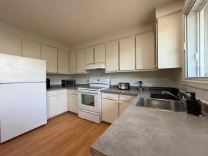 Η κουζίνα ή μικρή κουζίνα στο Beautiful and Cozy 3BR in Montreal West Island