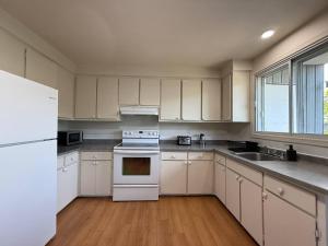 Η κουζίνα ή μικρή κουζίνα στο Beautiful and Cozy 3BR in Montreal West Island