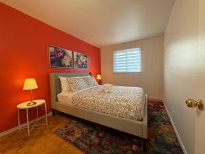 Ένα ή περισσότερα κρεβάτια σε δωμάτιο στο Beautiful and Cozy 3BR in Montreal West Island