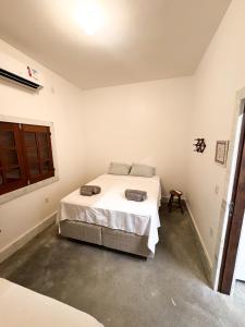 a bedroom with a white bed in a room at Oásis House in Macau
