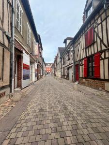 an empty street in an old town with buildings at Jungle house,Arr autonome,Proche Aéroport & Gare in Beauvais