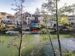 Θέα στο ποτάμι κοντά σε αυτή η παραθεριστική κατοικία