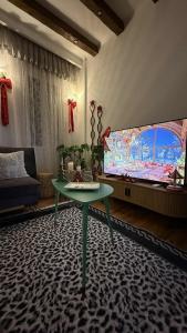 a living room with a table and a flat screen tv at Homefeel2024 in Kavala