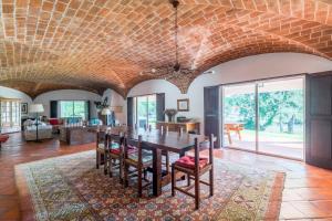 una sala da pranzo con un tavolo e un soggiorno di 188 - Quinta da Sobreda a Monte da Formiga