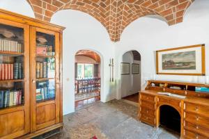una camera con una libreria e una scrivania di 188 - Quinta da Sobreda a Monte da Formiga