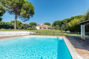 una piscina con una casa sullo sfondo di 188 - Quinta da Sobreda a Monte da Formiga
