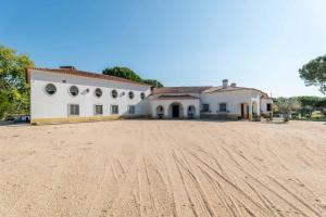 una strada sterrata vuota di fronte a una casa di 188 - Quinta da Sobreda a Monte da Formiga