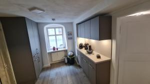 a kitchen with a counter and a window at Ferienwohnung Hugos Altstadt in Pirna