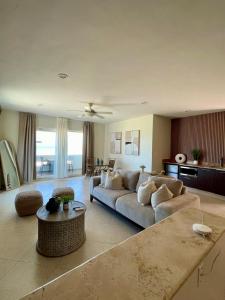 een woonkamer met een bank en een tafel bij HOTEL CARASOL VILLAS & SUITES in Ciudad Madero +159 foto's