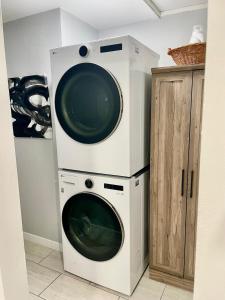 科达伦Yellow Rocker Bungalow - Feels like home!的堆叠在彼此顶上的洗衣机和烘干机