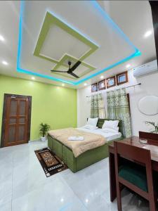 Un pat sau paturi într-o cameră la Cordinal Homestay