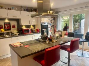 Kuchyň nebo kuchyňský kout v ubytování 4 bed Townhouse with spectacular views 4 miles from Cardiff 10min drive or train journey to city centre + 30 fotografií