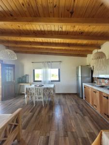 eine Küche mit Holzdecken und einem Tisch mit Stühlen in der Unterkunft Complejo Brisas De Las Sierras in Villa Ciudad Parque