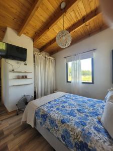 ein Schlafzimmer mit einem großen Bett und einem Fenster in der Unterkunft Complejo Brisas De Las Sierras in Villa Ciudad Parque