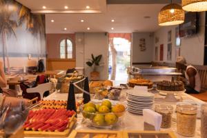 a buffet of food on a table in a restaurant at Che Lagarto Hostel Copacabana in Rio de Janeiro