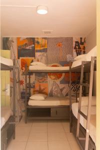 Camera con 3 letti a castello in dormitorio di Che Lagarto Hostel Copacabana a Rio de Janeiro Altre 45 foto