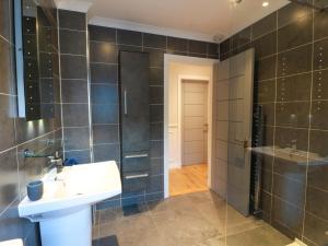 a bathroom with a sink and a shower at Cramar Cottage in Glasgow +42 photos