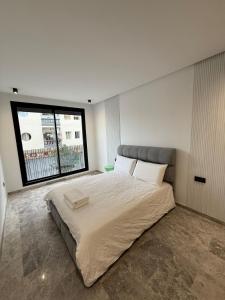 Un pat sau paturi într-o cameră la 2 bedrooms in the heart of Casablanca