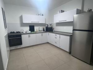 Η κουζίνα ή μικρή κουζίνα στο Luxury 5 Rooms Apartments 3 minutes from beach +8 φωτογραφίες