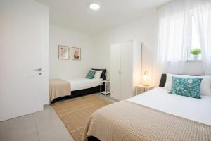 Ένα ή περισσότερα κρεβάτια σε δωμάτιο στο Luxury 5 Rooms Apartments 3 minutes from beach