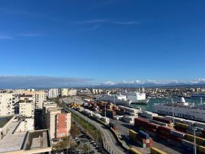 una vista aerea di una città con un porto di Hana's Apartment a Durrës